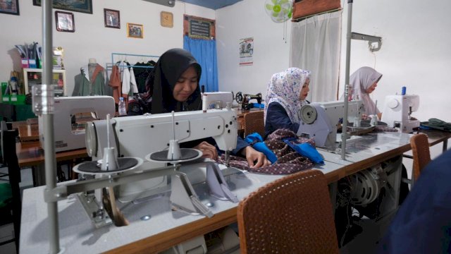 PKBM Cendekia Paripurna Bangsa mendapat bantuan 22 mesin jahit dari PLN UIW Sulselrabar (dokumen: ist)
