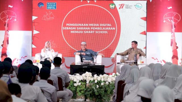 Bupati Gowa, Adnan Purichta Ichsan saat menjadi narasumber kegiatan Literasi Digital Untuk Mewujudkan Smart City Melalui Kearifan Lokal di Gedung D'Bollo, Senin 22 Agustus 2022 (dokumen: Pemkab Gowa)