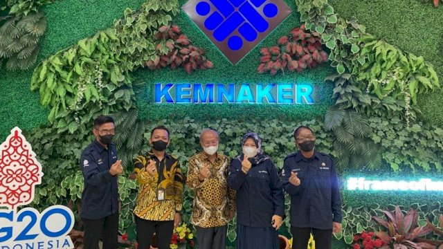 Bupati Jeneponto Iksan Iskandar dan Kabag Protpim, Mustaufiq foto bersama dengan pihak Kemenaker RI (int)
