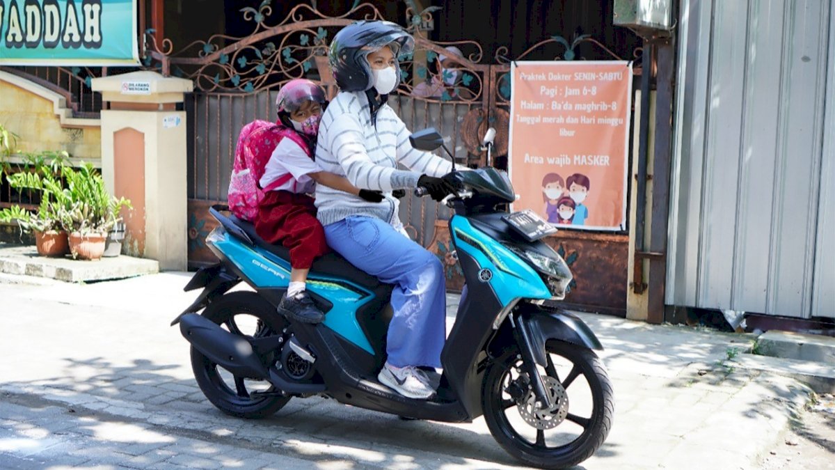 Berkendara Sepeda Motor Pakai Yamaha Gear Bersama Anak, Ini Hal yang Harus Diperhatikan