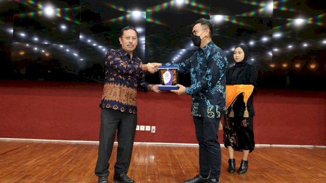 Danny Pomanto raih penghargaan Kepala Daerah Inovatif yang diwakili Sekda Kota Makassar, Muh Ansar (dokumen: ist)