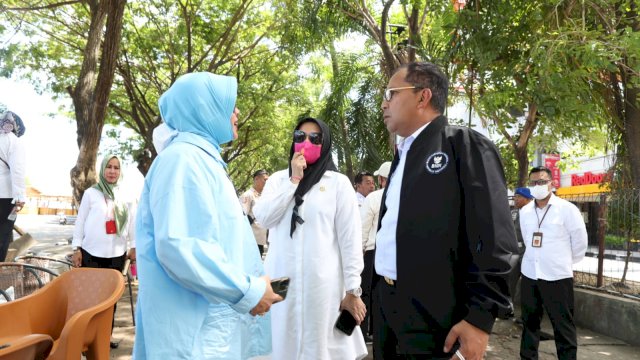 Fatmawati Rusdi (tengah) bersama Wali Kota Makassar Ramdhan 'Danny' Pomanto beserta ibu saat meninjau lokasi Makassar F8 (dokumen: ist)