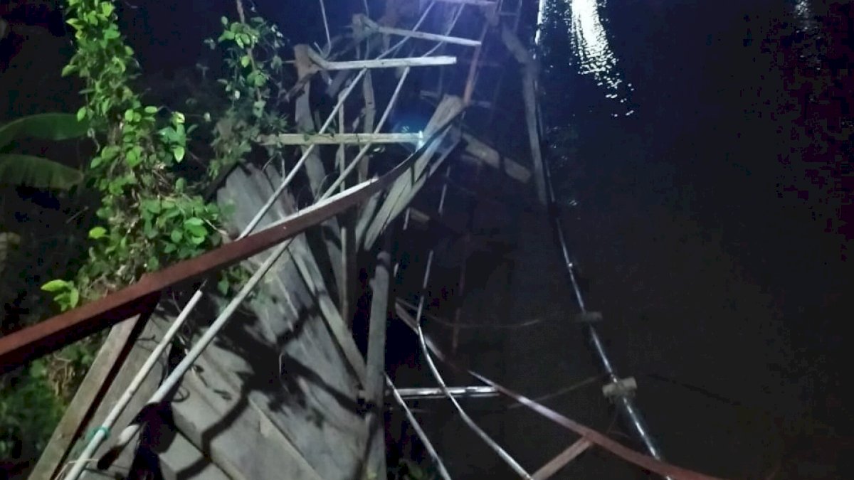 Jembatan Gantung di Bone Ambruk, Pasien Bersama Pengantar Tercebur ke Sungai