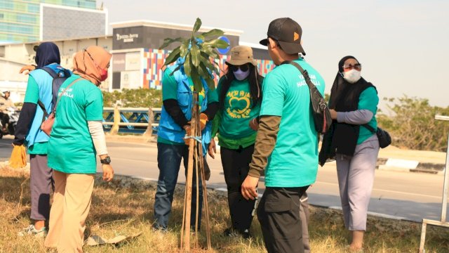 Yayasan Hadji Kalla bersama Forum Komunitas Hijau menanam pohon di Jalan Metro Tanjung Bunga (dokumen: YHK).