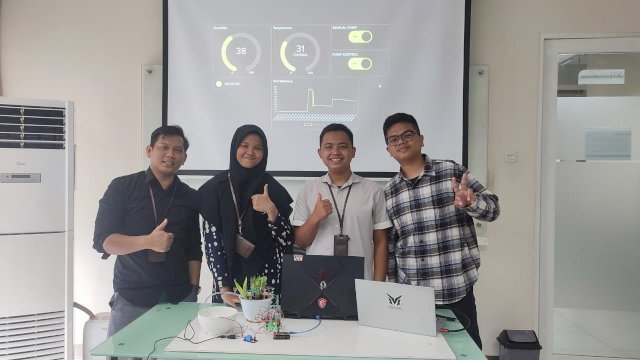 Mahasiswa Prodi Sistem Informasi Kalla Institute mengembangkan aplikasi Smart Garden (dokumen: Kalla Institute).
