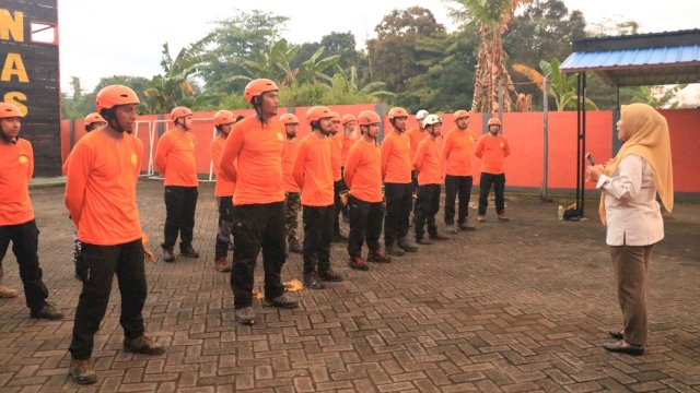 Program CSR Emergency Respon Team kalla memberikan pelatihan Basarnas bagi karyawan di Maros (dokumen: Kalla Group).