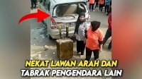 VIDEO: Nekat Lawan Arah dan Tabrak Pengendara Lain, Innova di Makassar Diamuk Massa