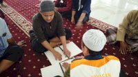 Yayasan Hadji Kalla Bantu Disabilitas Tunanetra Belajar Baca Al-Qur’an Braille