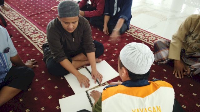 Pelatihan baca Al-Qur'an bagi tunanetra yang dilakukan oleh Yayasan Hadji Kalla dan Ikatan Tunanetra Muslin Indonesia (dokumen: ist).