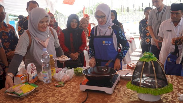 Bupati Luwu Utara, Indah Putri Indriani dalam acara lomba memasak menggunakan kompor induksi (dokumen: PLN).