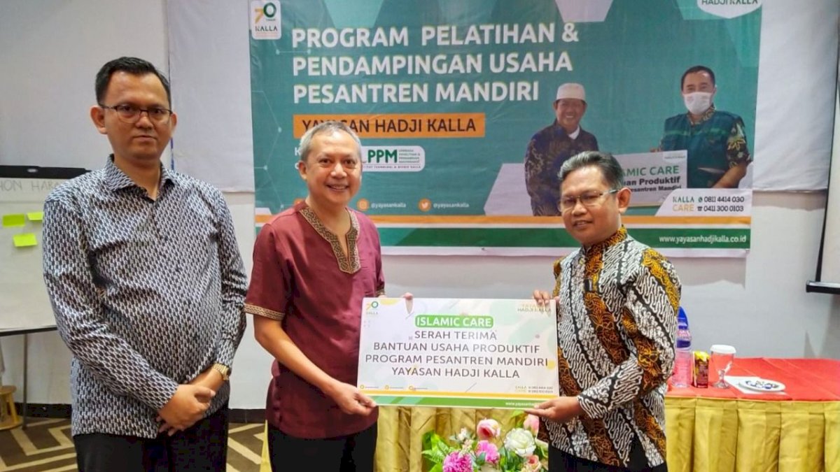 Yayasan Hadji Kalla Bantu Pengembangan Ekonomi Lima Pesantren di Sulsel