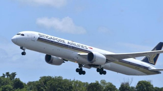 Harga tiket pesawat akan naik karena pemberlakuan baiya tambahan maskapai (dokumen: CNN Indonesia).