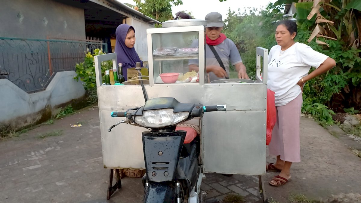 Irit dan Tangguh Alasan Daeng Bani Pilih Honda Supra Jadi Teman Jualan Bakso Keliling Kampung