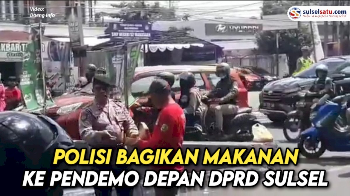 VIDEO: Aksi Simpatik Polisi Bagikan Makanan ke Pendemo Depan DPRD Sulsel