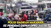 VIDEO: Aksi Simpatik Polisi Bagikan Makanan ke Pendemo Depan DPRD Sulsel