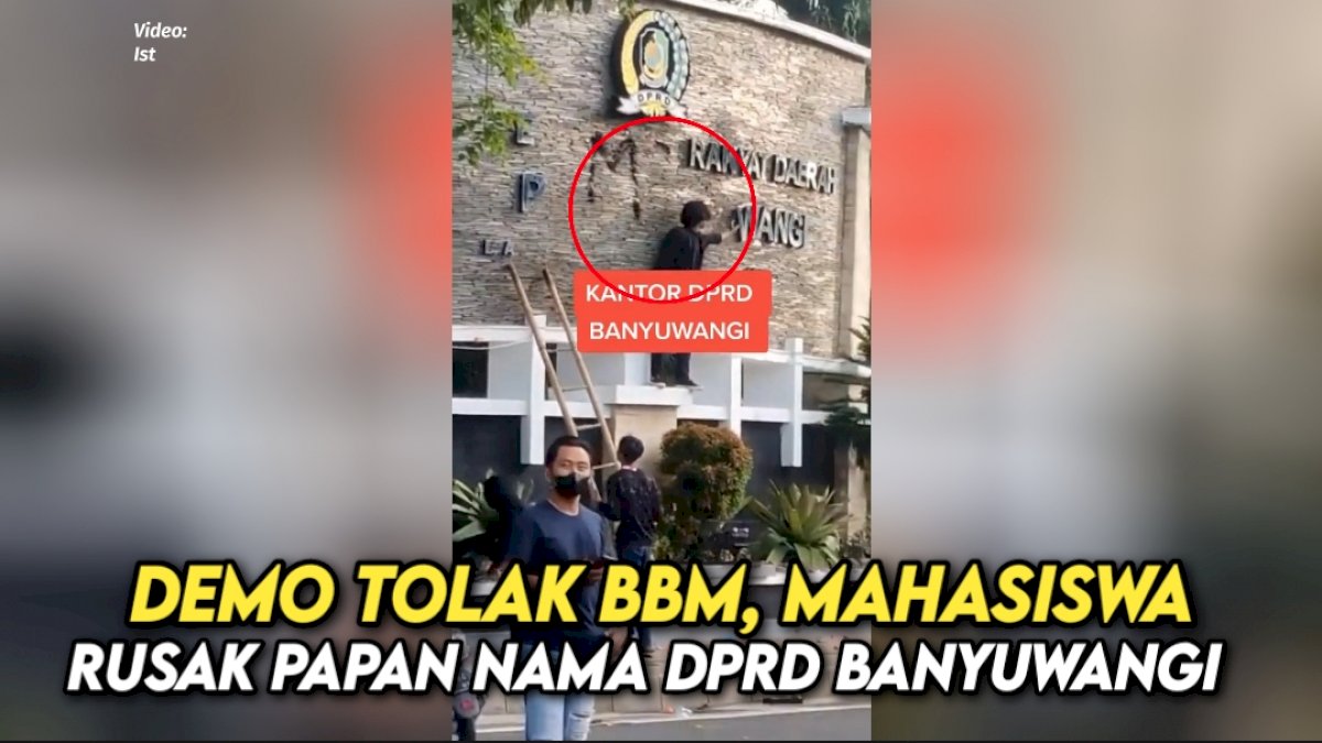VIDEO: Demo Tolak BBM, Mahasiswa Rusak Papan Nama DPRD Banyuwangi