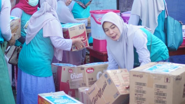 Ikatan Keluarga Vale Indonesia menyalurkan bantuan bagi korban kebakaran di Desa Sorowako Luwu Timur (dokumen: ist)