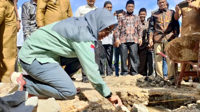 Peletakan batu pertama pembangunan Ruang Kelas Baru (RKB) Madrasah Ibtidaiyah (MI) Al-Khairaat di Desa Kolono, Kecamatan Bungku Timur, Kabupaten Morowali pada Senin 29 Agustus 2022 (dokumen: ist)