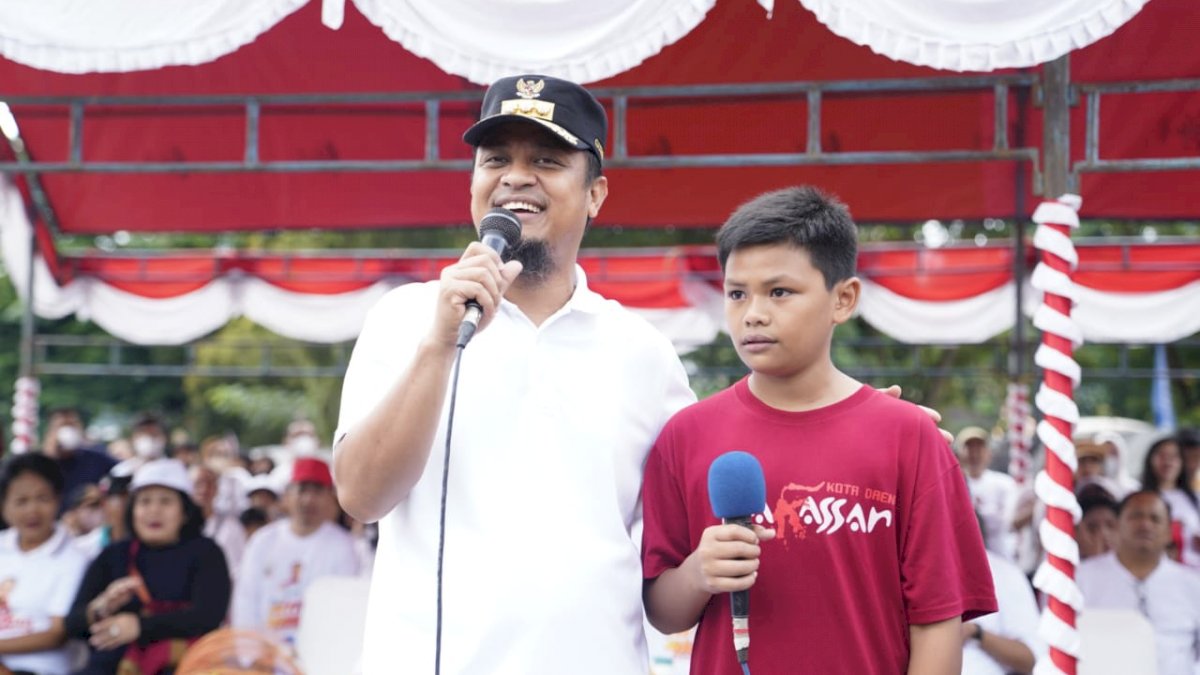 Andi Sudirman Serahkan Bantuan Tabungan ke Pelajar Yatim Piatu di Toraja