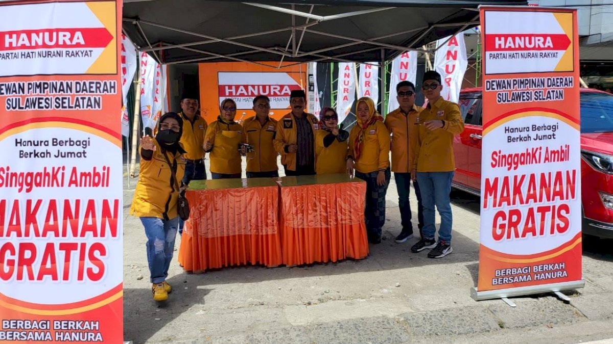 Hanura Sulsel Bagi Makanan Gratis ke Warga Pengguna Jalan Pettarani