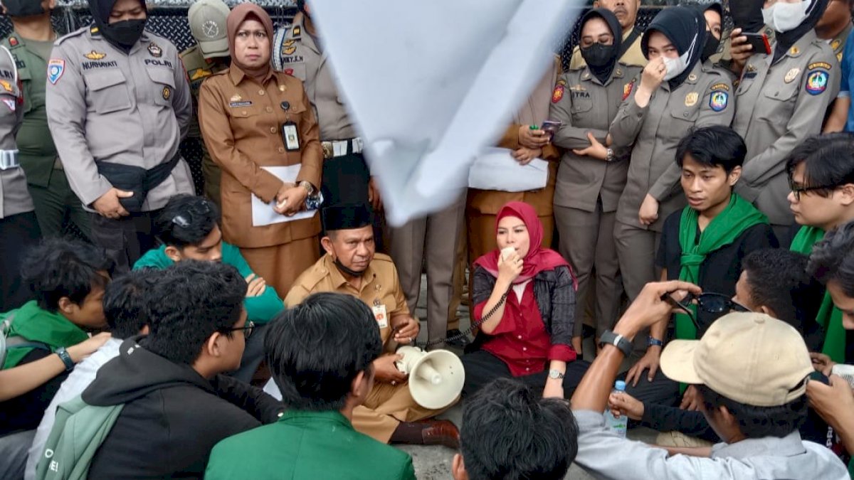 Temui Demonstran, Anggota DPRD Sulsel Janji Sampaikan Aspirasi Mahasiswa Ke Pemerintah Pusat