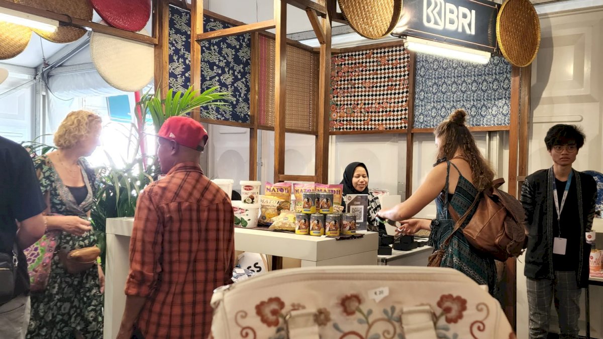 Perkenalkan Kuliner Indonesia, BRI Bawa Ikan Asap Iwaku di Pasar Tong Tong Belanda