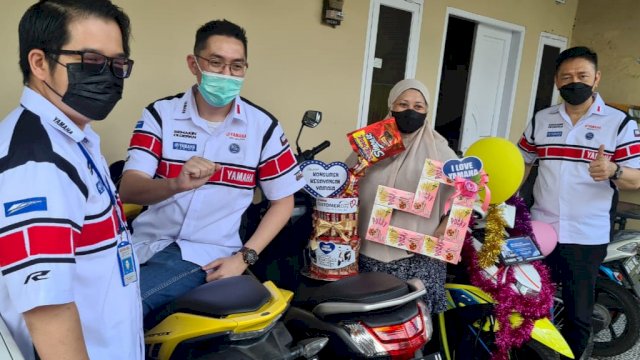 Manajemen PT SJAM antar langsung motor ke rumah konsumen (dokumen: PT SJAM)