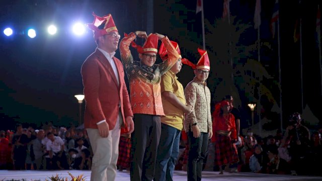 Sejumlah kepala daerah yang hadir di pembukaan F8 Makassar seperti Ridwan Kamil dan Sandiaga Uno (dokumen: ist)