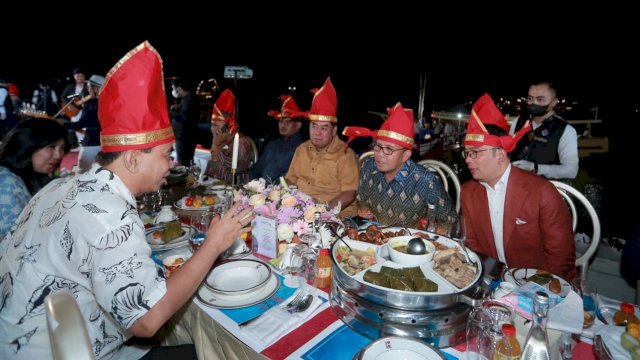 Tamu yang hadir di F8 Makassar makan malam bersama di atas Kapal Pinisi (dokumen: ist)