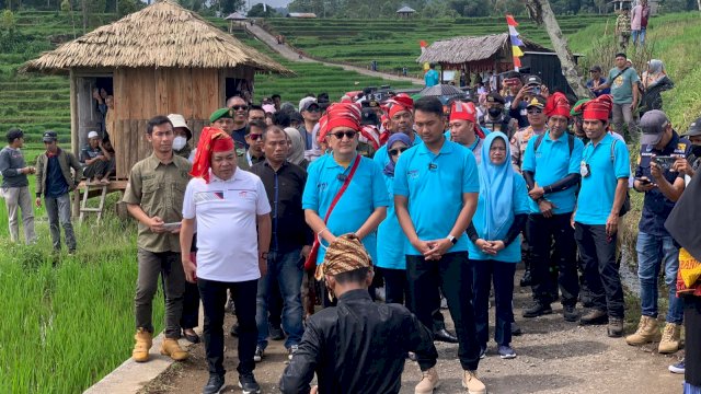 Direktur Tata Kelola Destinasi Kemenparekraf RI, Indra Ni Tua bersama rombongan berkunjung ke Desa Wisata Barania, Sinjai, Sulsel (dokumen: ist) 