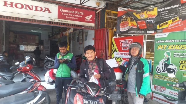 Berbagi berkah AHASS kepada driver ojol setiap hari Jumat (dokumen: Asmo Sulsel)