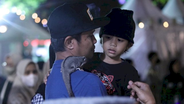 Salah seorang pengunjung di booth keanekaragaman hayati (dokumen: ist)