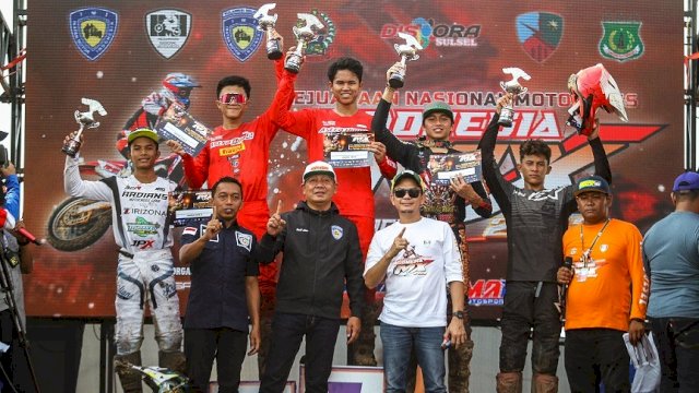 Dua crosser Astra Honda di podium IndoMX National Championship Sulsel (dokumen: ist)
