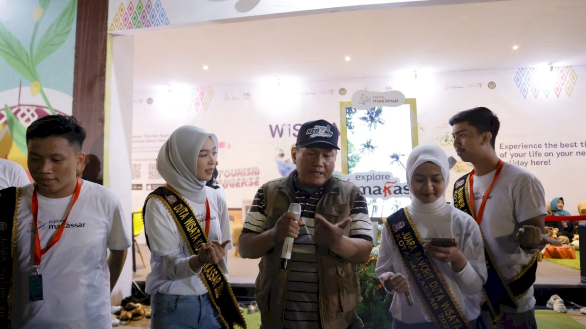 Dispar Kota Makassar Bagi-bagi Kaos dan Tumbler di F8 Makassar