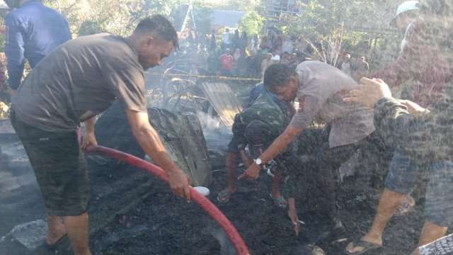 Petugas Damkar dibantu TNI-Polri memadamkan api (Dedi)