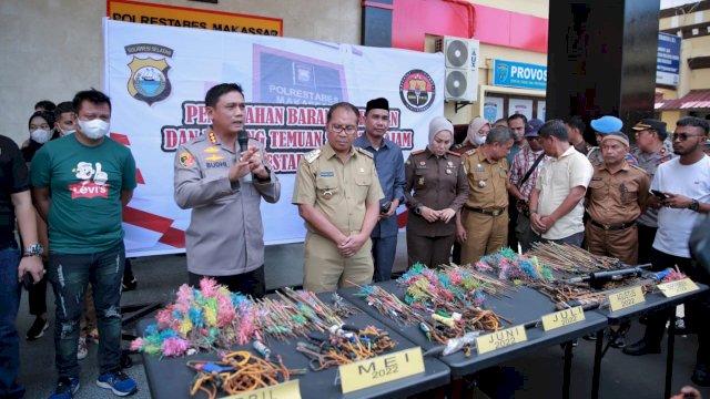 Pemusnahan senjata tajam oleh Wali Kota Makassar Danny Pomanto dan Kapolrestabes Makassar memusnahkan senjata tajam hasil dari Batalyon 120 Makassar (dokumen: ist)