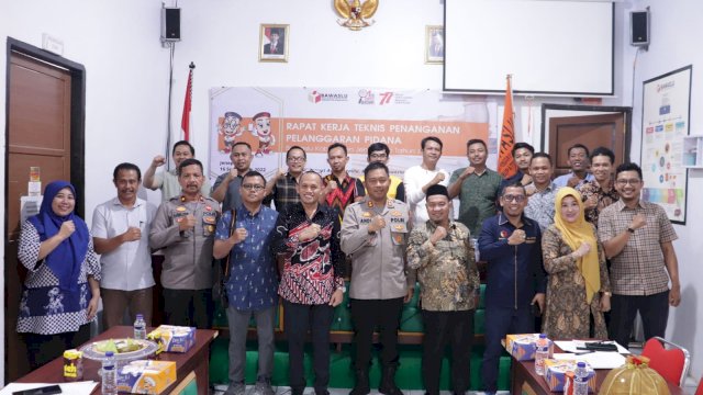 Foto bersama usai rapat bersama di Bawaslu Jeneponto (Int)