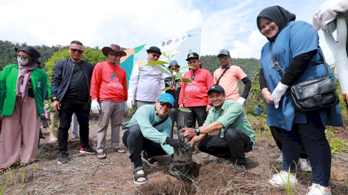PT Vale Serahkan 200 Bibit Pohon Tembeuwa Bentuk Dukungan Konservasi Pesisir Danau Towuti
