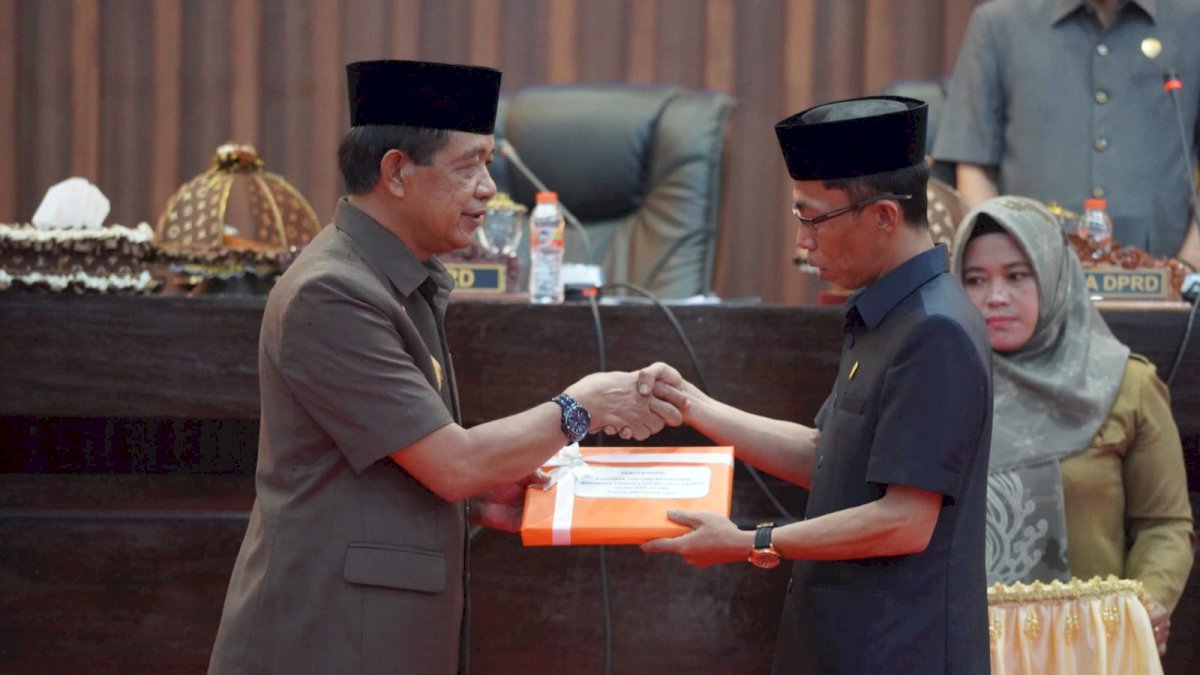 Wakil Bupati Barru Serahkan Ranperda Perubahan APBD 2022