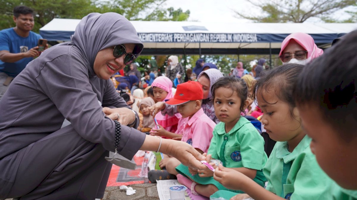 Hadiri Sikat Gigi Massal, Anggota DPR RI Hasnah Syam Terus Dorong Kelangsungan Kesehatan Masyarakat Barru