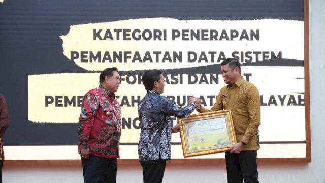 Bupati Gowa, Adnan Purichta Ichsan terima penghargaan dari BKN Award 2022 (dokumen: ist)