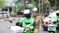 Ojol Day, Danny Pomanto Diantar Pakai Motor Listrik ke Balai Kota Saat Ojol Day
