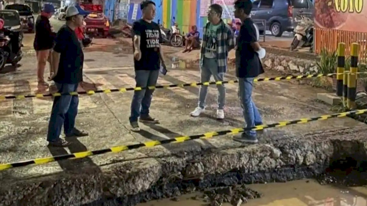 Beni Iskandar Pantau Langsung Progress Pekerjaan Pembenahan Kebocoran Pipa Induk di Jalan Goa Ria Makassar