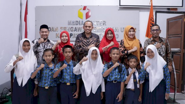 Komisioner Bawaslu Jeneponto foto bersama dengan Siswa SMP N 7 Binamu (Dedi)