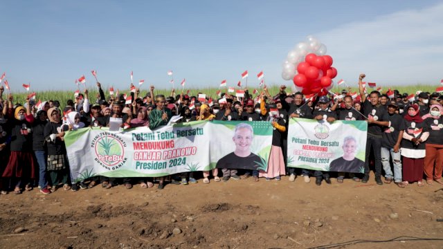 Deklarasi dukungan Petebu Sulsel untuk Ganjar Pranowo presiden 2024 di lahan perkebunan Desa Parapunganta, Kecamatan Polobengkang Utara, Kabupaten Takalar, Sulsel (dokumen: ist)