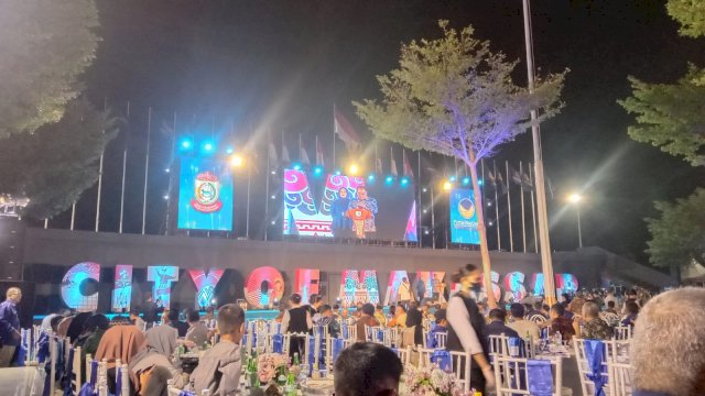 Danny Pomanto mengajak seluruh pengurus Nasdem makan malam di Anjungan Pantai Losari (Muhammad Junaedi / Sulselsatu.com)