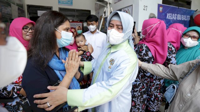 Ketua TP PKK Kota Makassar, Indira Yusuf Ismail bersama tim dari country representative Unicef Indonesia mengunjungi Posyandu Kenanga 5 di Jalan Tanjung Raya 2 (dokumen: ist)
