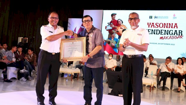 Menkumham RI Yasonna H Laoly dan Wali Kota Makassar Danny Pomanto dalam seminar legalitas karya dan hak cipta di UNM (dokumen: ist)