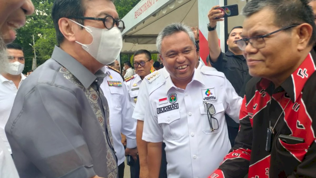 Prof Husain Syam Sambut Kedatangan Menkumham RI dalam Talkshow “Yasonna Mendengar”