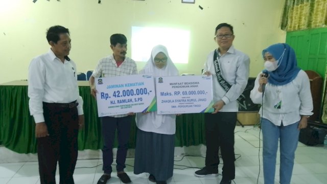 Proses Penyerahan Santunan Kematian dan Beasiswa di Jeneponto (Dedi)
